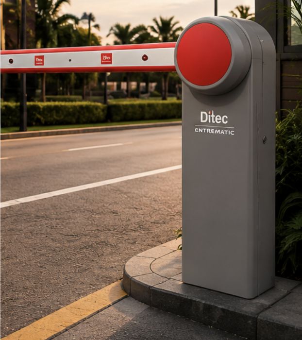 Barrera automática DITEC instalada en vía de acceso