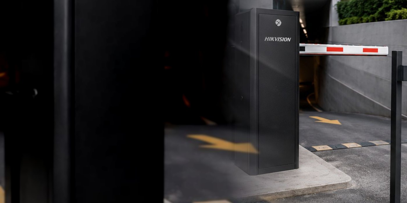 Talanquera Hikvision en la entrada de un parqueadero, integrada con CIWS