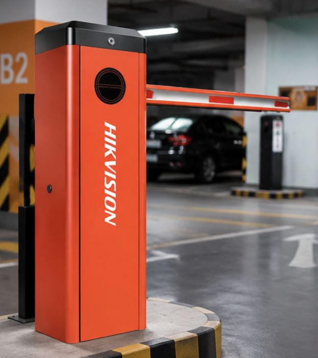 Talanquera Hikvision instalada en un parqueadero cubierto
